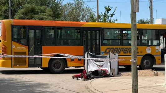 Fatal choque entre una moto y un colectivo en barrio Policial