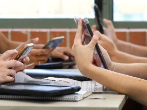 Un pacto escolar en Mendoza busca retrasar el uso del celular y las redes sociales en la infancia