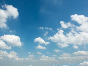 Domingo cálido en Córdoba: cielo parcialmente nublado y viento con ráfagas intensas