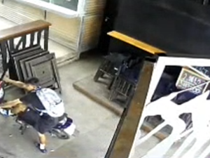 Robaron la moto de un empleado tras romper la cerradura de un bar en General Paz