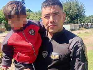Rescate a segundos de la tragedia: un policía salvó a un niño de las vías en Córdoba