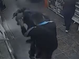 Violento asalto, ladrones vestidos de policía: disparos, fuga y auto incendiado