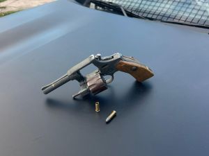 Detuvieron a un hombre tras intentar huir de un control policial y arrojar un arma en la fuga