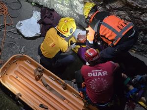 Un hombre cayó a La Cañada: lo rescataron los bomberos pero terminó con serias heridas