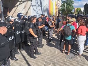Tensión en un edificio abandonado de Córdoba: familias intentan recuperar sus pertenencias