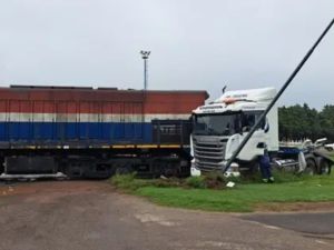 Un tren descarriló tras chocar contra un camión en un paso a nivel de General Cabrera