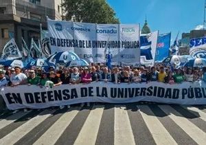 Docentes universitarios realizan una semana de paro en todo el país por reclamos salariales