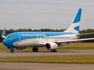Suba del petróleo: las aerolíneas suman un recargo por combustible en los pasajes