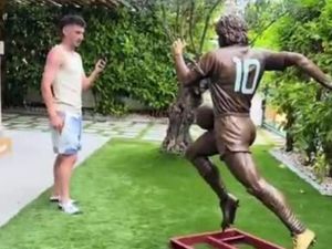 Billy Gilmour rinde tributo a Maradona con una estatua en su propia casa