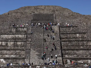 Asesinaron a tiros a una turista canadiense en Teotihuacán y hay varios turistas heridos