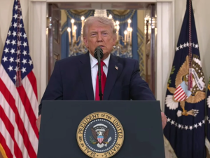 Trump advirtió que Irán está en crisis y presiona por abrir el estrecho de Ormuz