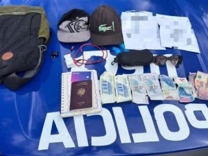 Jóvenes detenidos tras arrebatarle la mochila a un peatón en Villa Los Galpones