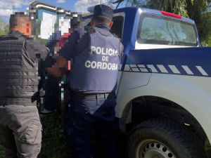Salvaje episodio en Las Tapias: dos delincuentes detenidos tras embestir a un policía