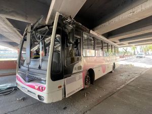 Un colectivo quedó atrapado bajo un puente de la Costanera y sufrió graves daños