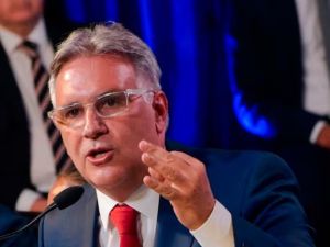 Llaryora cuestionó los cambios en el PAMI y exigió respuestas al Gobierno nacional