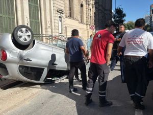 Choque y vuelco en pleno centro complicaron el tránsito en Córdoba