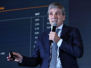 Caputo cruzó a quienes reclaman una devaluación y defendió el rumbo económico