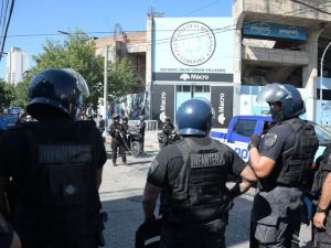 Detuvieron a un hombre por intentar entrar con un carnet falso al estadio de Belgrano