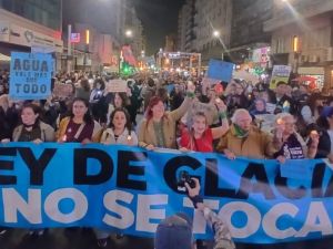 Protesta en Córdoba para defender la Ley de Glaciares en medio del debate por su modificación