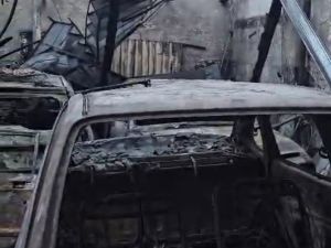Barrio Pueyrredón: un voraz incendio destruyó un taller mecánico y consumió cinco vehículos