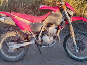Murió una mujer de 35 años tras un choque entre dos motocicletas en un camino rural