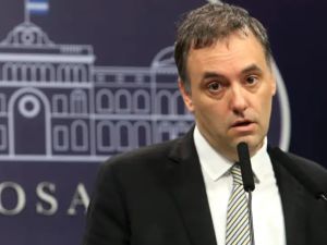 Un testigo aseguró que Manuel Adorni pagó US$21.000 en efectivo por el alquiler de una casa en Indio Cuá