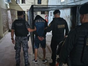 Buscado por robar a un chofer, huyó con una peluca y dos armas en San Francisco