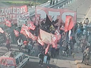Caos en el tránsito de Córdoba: operativo policial por protestas en el centro