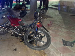 Intentaron escapar tras robar una moto, chocaron entre ellos y quedaron detenidos