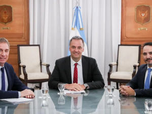 Manuel Adorni se reunió con el gobernador correntino en plena negociación por reformas