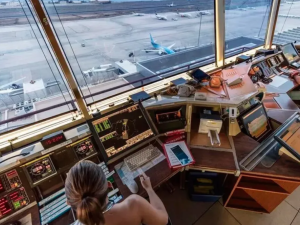 Controladores aéreos levantaron el paro tras retomar el diálogo con el Gobierno