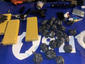 Cooperativa Los Paraísos: secuestran armas, una moto y más de 3 kilos de droga