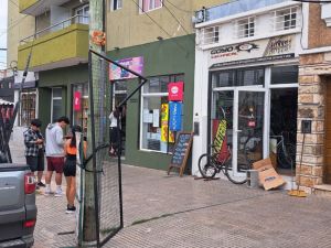 Doble robo en calle Libertad: ladrones rompieron vidrieras y se llevaron de todo