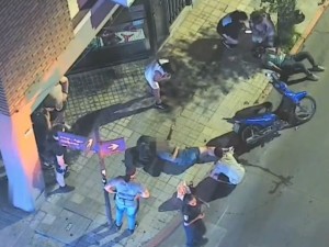 Dos motociclistas resultaron heridos tras chocar contra un taxi en barrio Alberdi