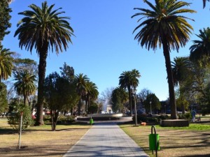 Escándalo en pleno centro de Jesús María: detenidos por actos sexuales en la plaza