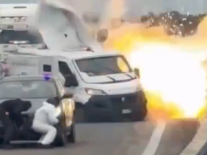 Golpe comando en Italia: un grupo de delincuentes interceptó un camión blindado y usó explosivos para abrirlo