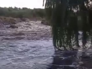 Importante crecida del río Mina Clavero: alertan por riesgos a vecinos y turistas