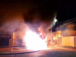 Se incendió un colectivo urbano en B° Parque Horizonte y dejó sin luz a toda la cuadra