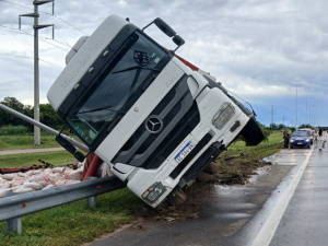 Un camión quedó varado tras el hundimiento de la calzada en la Variante Juárez Celman