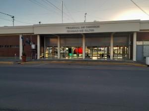 Dos choferes que debían trasladar a alumnos de un colegio de Oliva dieron alcoholemia positiva