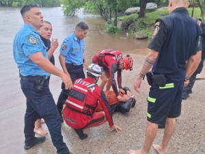 Dramático rescate en Estancia Vieja: motociclista ignoró advertencias y fue arrastrado por el río