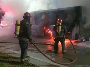 Se incendió un colectivo urbano y Bomberos controlaron el fuego: no hubo heridos