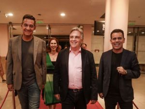 Llaryora asistió al Teatro Real y destacó el rol estratégico de la industria cultural