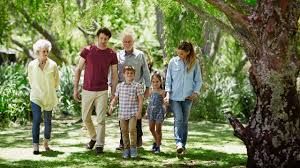 Entre padres e hijos: la generación que cuida a todos y empieza a colapsar