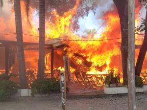 Impactante incendio en la Recta Martinolli: destruyó un restaurante en barrio Argüello