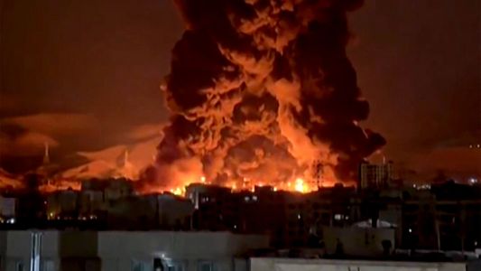 Ataques a depósitos de petróleo dejan muertos y cubren de humo la capital iraní