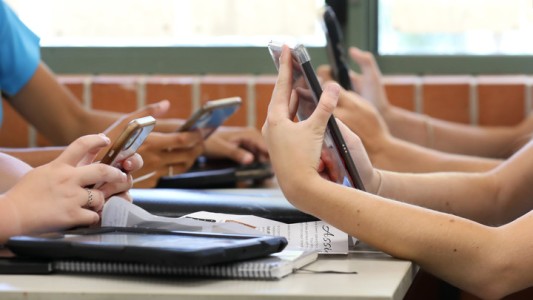 Un pacto escolar en Mendoza busca retrasar el uso del celular y las redes sociales en la infancia