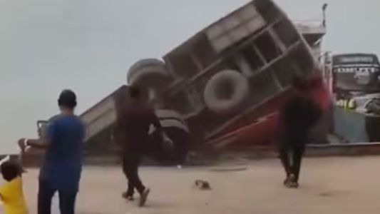 Tragedia en Bangladesh: un micro cayó a un río y dejó al menos 26 muertos