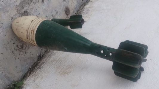 Un vecino de Córdoba encontró una bomba aérea y un proyectil en el patio de al lado