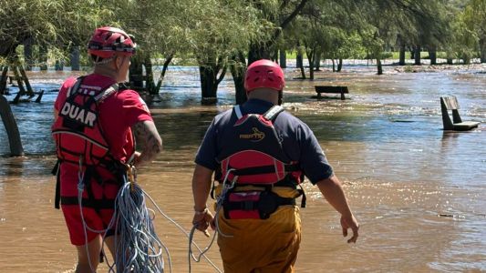 Rescate en Río Cuarto: bomberos salvaron a cuatro caballos atrapados por la crecida del río